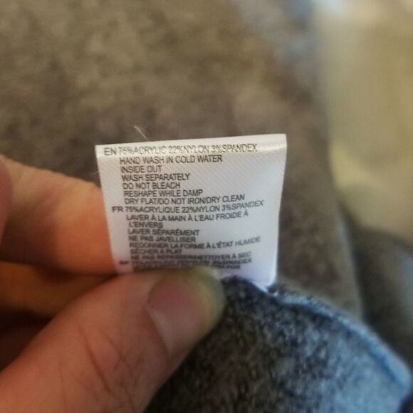 SWEATER SALE 3/$30 RDI Grey V-Neck Sweater - Picture 6 of 6